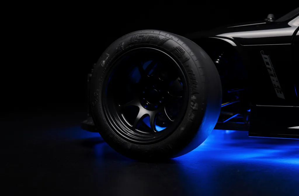 Close-up ban dan lampu LED mobil RC drift dengan pencahayaan dramatis